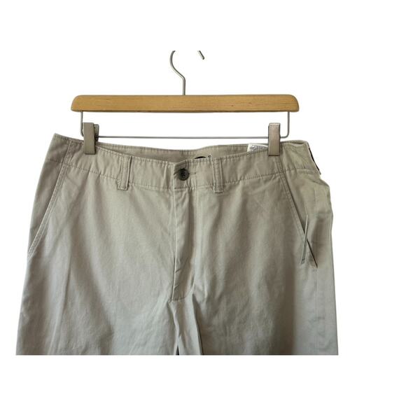 Old Navy Broken In Khaki 9" Flat Front Shorts Men's 32 New - Picture 2 of 5